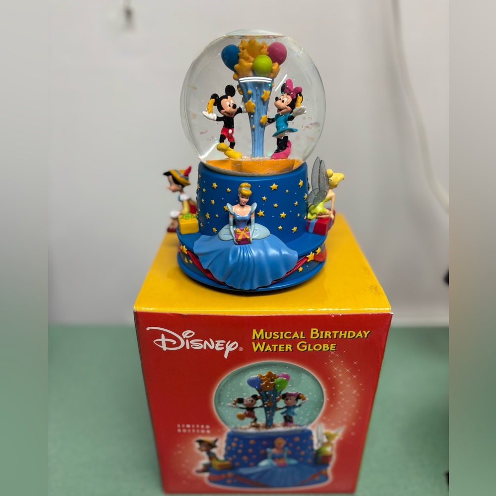 NIB Limited Edition Disney Musical Birthday Water Globe 2001